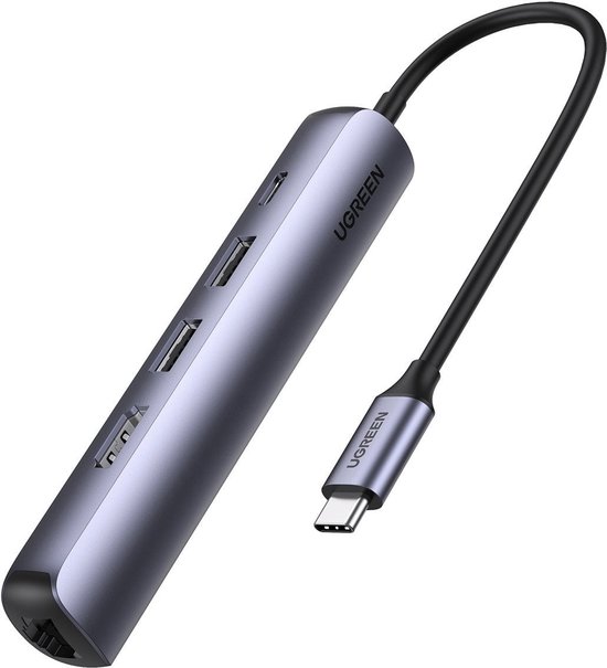 Ugreen USB C hub met een gebogen kabel. De hub is grijs en heeft USB C, USB 3.0 en HDMI poorten.