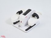 Witte elektrische mini crosstrainer met zwarte banden voor de voeten en een afstandsbediening.