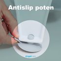 Een hand past de Antislip poten van een grijs badzitje aan.