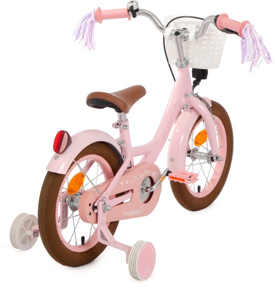 Roze kinderfiets met bruine banden, witte mand, bruin zadel en paarse linten aan het stuur.