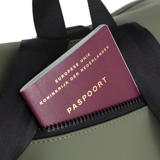 Paspoort in een voorvak van de groene rugzak.