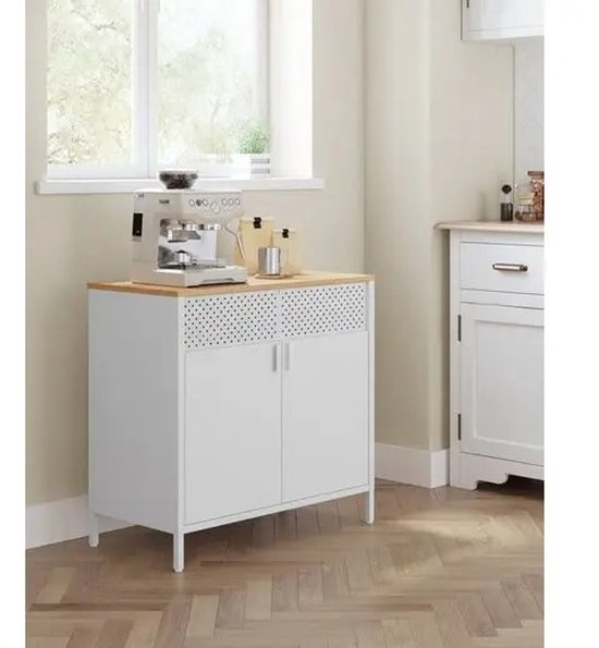 Witte opbergkast met houten bovenblad, gesloten deuren en perforatiepanelen. Koffiezetapparaat bovenop.