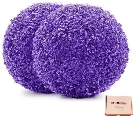 Twee paarse sierballen van kunstplantjes, met een kartonnen doosje van Home & Marker.