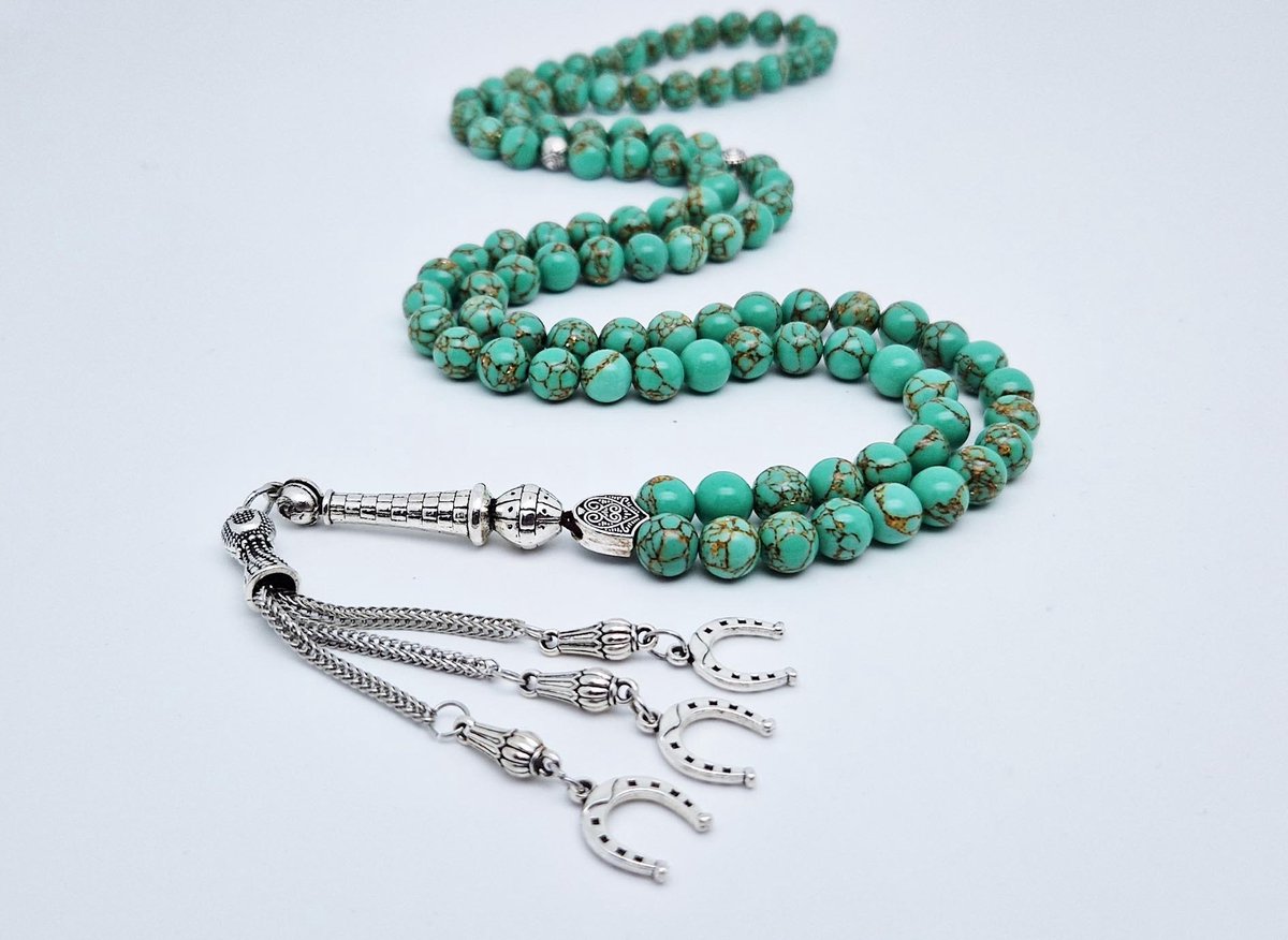 Handgemaakte tesbih "Tasbih" natuursteen " Groen howliet gesponnen goud " - Aantal kralen 99 - Diameter kralen 8MM - met metaal tassel "Hoefijzer" - Een mooi cadeau-idee