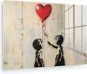 Peinture noir et blanc représentant deux enfants en silhouette tendant la main vers un ballon rouge en forme de cœur.