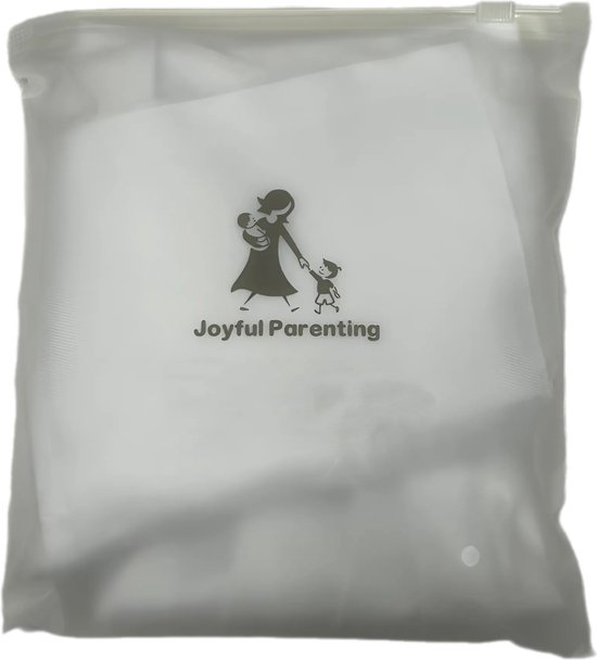 Witte schort en koksmuts verpakt in een doorzichtige tas met 'Joyful Parenting' logo