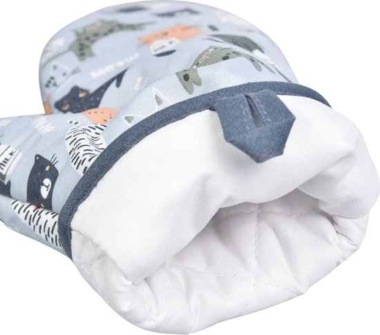 Dichtbij opname van de binnenkant van een grijze ovenwant met kattenprint, met een wit, gewatteerd interieur en een donkergrijze rand.