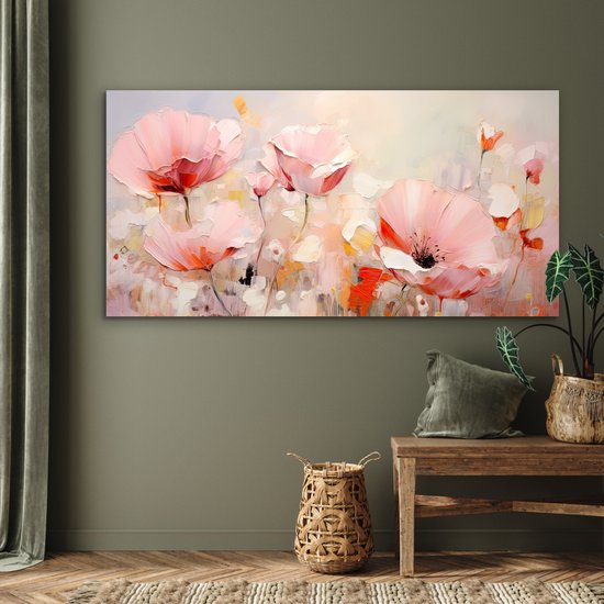 Peinture abstraite de fleurs roses suspendue au-dessus d'un banc en bois avec un coussin et une plante dans un panier.