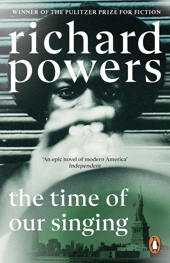 Boekhoes met een zwart-witfoto van een man met een hoed, 'richard powers' en 'the time of our singing' in witte letters.