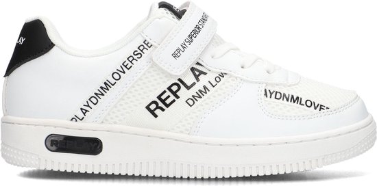 Close-up van een witte sneaker. Tekstprint "REPLAY", "DNM LOVE", "REPLAY SUPERIOR STANDARD".