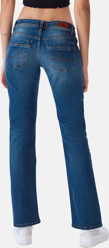 Achterkant van een model in een blauwe bootcut jeans met LTB-label op de tailleband.