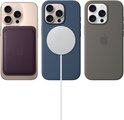 Gouden iPhone met paarse lederen kaarthouder, blauw hoesje met MagSafe lader en grijs hoesje.