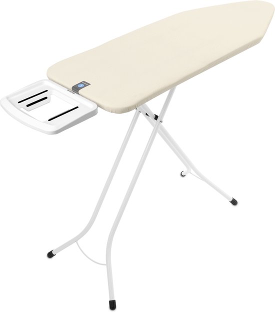 Crèmekleurige strijkplank met wit metalen frame en strijkijzerhouder, op een witte ondergrond.