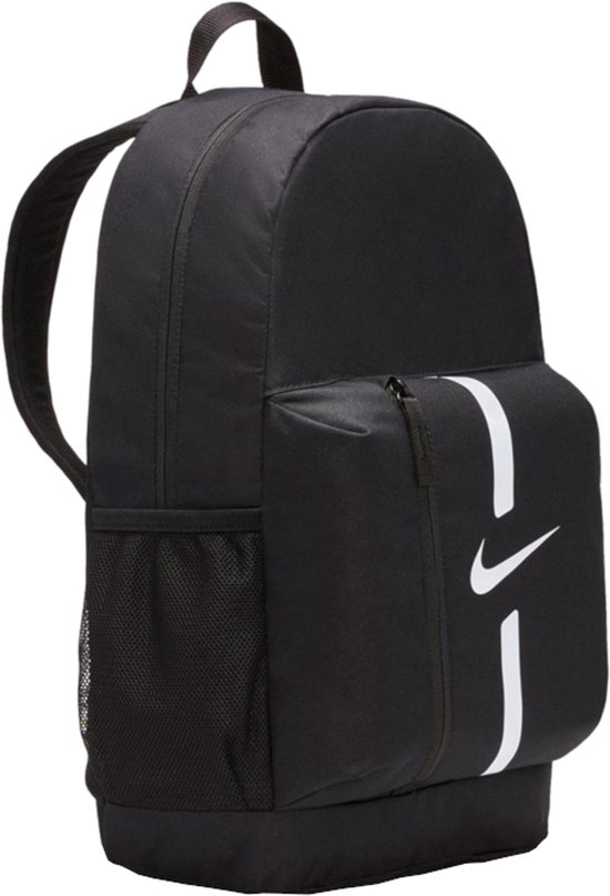 Zwarte Nike rugzak met witte verticale strepen en logo.