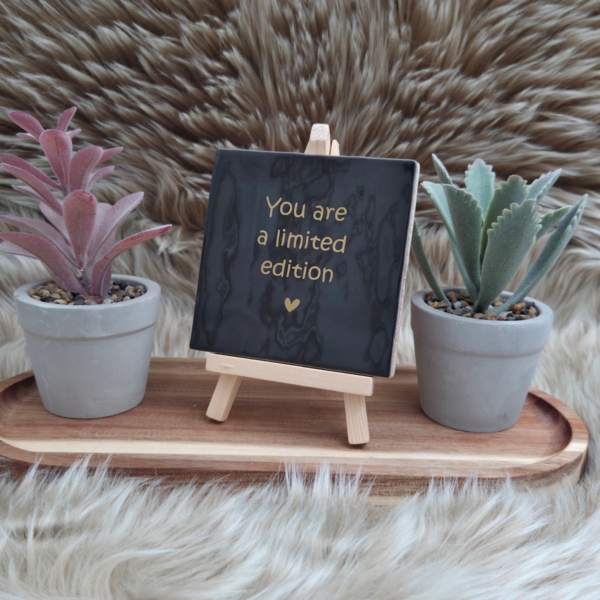 Robuust Wenstegeltje – You Are a Limited Edition – Hip trendy tegeltje – 10x10 cm – Uniek Cadeau voor Vriendin, Zus of Collega – Zomaar - Afscheid - Pensioen – Trendy nu – Decoratief Tegeltje met Standaard – Cadeau Idee