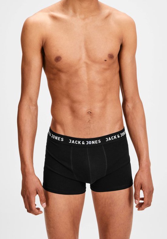 Man met zwarte boxer met witte JACK & JONES band.