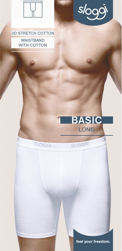Model in een witte Sloggi Basic Long boxershort met grijze tailleband.