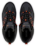 Bovenafbeelding van twee zwarte en oranje Regatta wandelschoenen, met zichtbare "REGATTA GREAT OUTDOORS ISOTEX" tekst.
