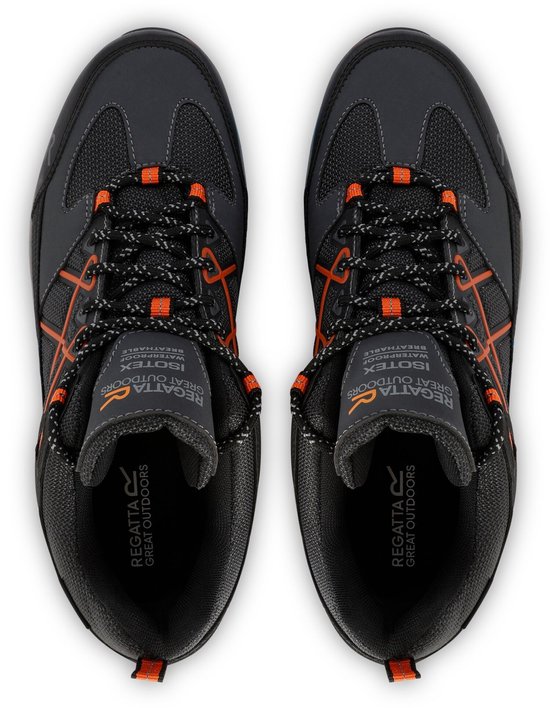 Bovenafbeelding van twee zwarte en oranje Regatta wandelschoenen, met zichtbare "REGATTA GREAT OUTDOORS ISOTEX" tekst.
