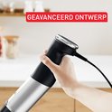 Hand die de bovenkant van de zwarte en RVS Tefal staafmixer vasthoudt. Tekst: GEAVANCEERD ONTWERP.