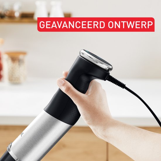 Hand die de bovenkant van de zwarte en RVS Tefal staafmixer vasthoudt. Tekst: GEAVANCEERD ONTWERP.