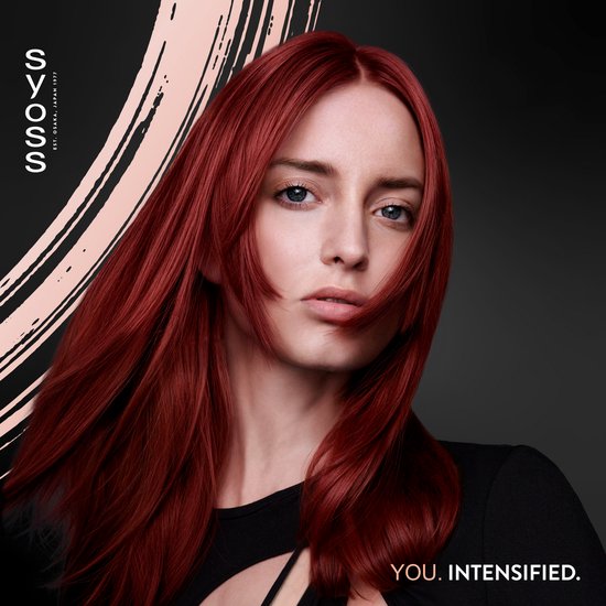 Model met lang, golvend, intens rood haar, met een penseelstreek op de achtergrond.