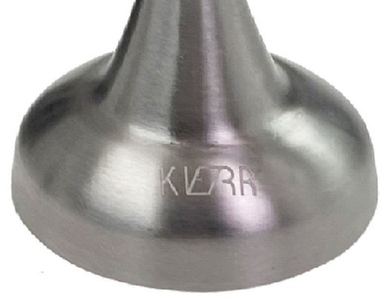 Close-up van de geborstelde metalen voet van een deurstopper met de tekst 'KIER'.