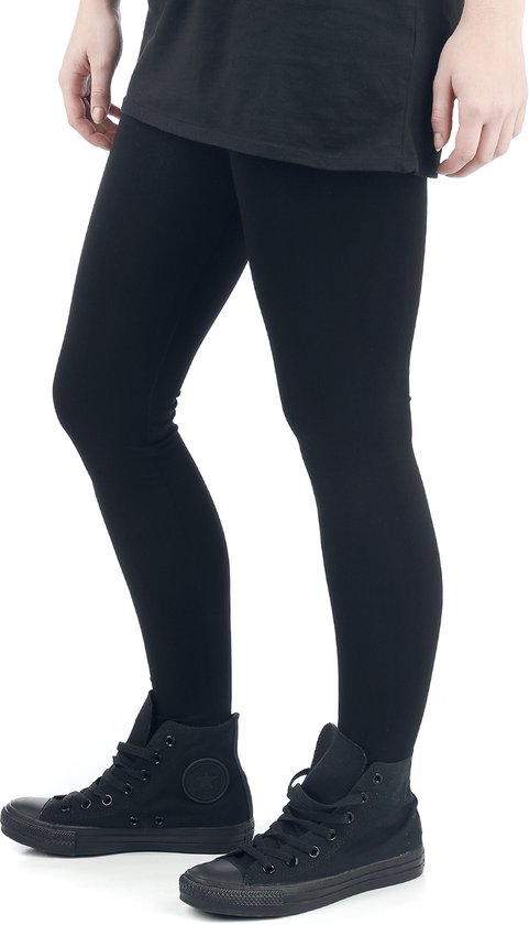 Dames in zwarte legging en zwarte hoge sneakers.