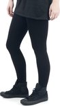 Dames in zwarte legging en zwarte hoge sneakers.