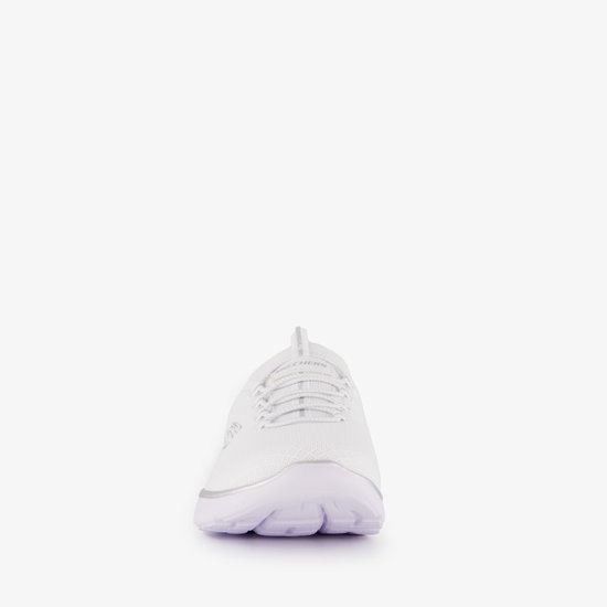 Vooraanzicht van een witte instapper sneaker met zilveren accent.