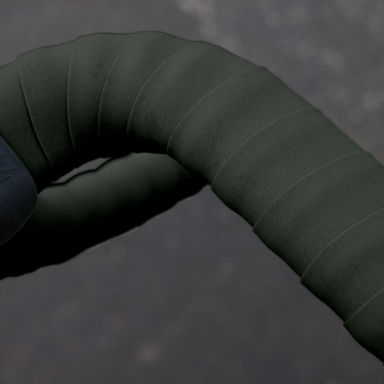 Detail van het olijfgroene stuurlint, gewikkeld rond het fietsstuur.