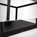 Zwarte metalen vierkante basis met een schroefgat, deel van een lamp.