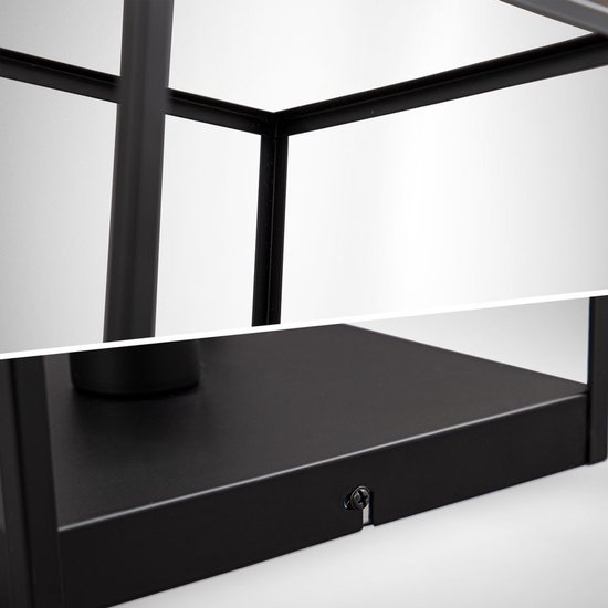 Zwarte metalen vierkante basis met een schroefgat, deel van een lamp.