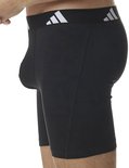 Zijkant van een zwarte Adidas boxer met zwarte tailleband met logo.