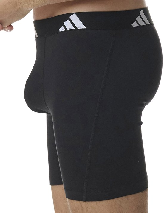 Zijkant van een zwarte Adidas boxer met zwarte tailleband met logo.