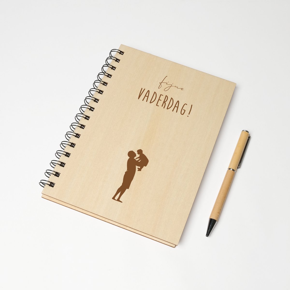 Notitieboek A5 - Luxe balpen - Vaderdag cadeau - Cadeau papa - Cadeau vader - Papa cadeau - Schrijfboek - A5 notitieboekje - FIJNE VADERDAG - kerstcadeau man - kado papa - kerst