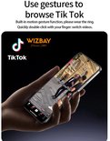 Hand met smartphone waarop TikTok wordt bekeken, bediend met een ring om de vinger.