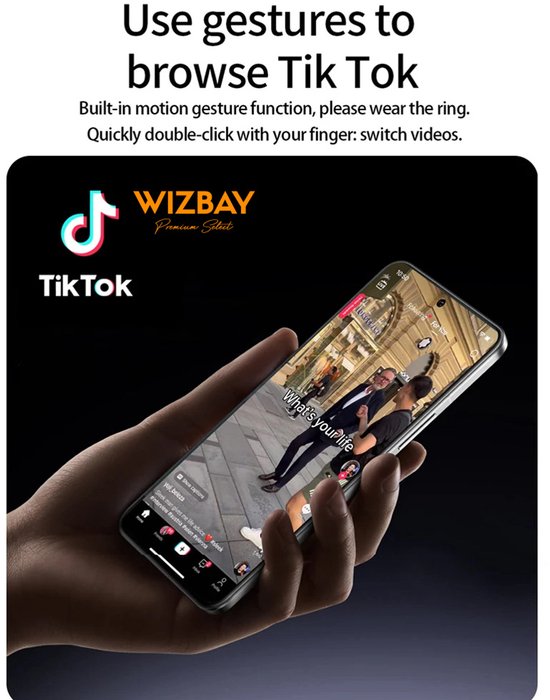 Hand met smartphone waarop TikTok wordt bekeken, bediend met een ring om de vinger.