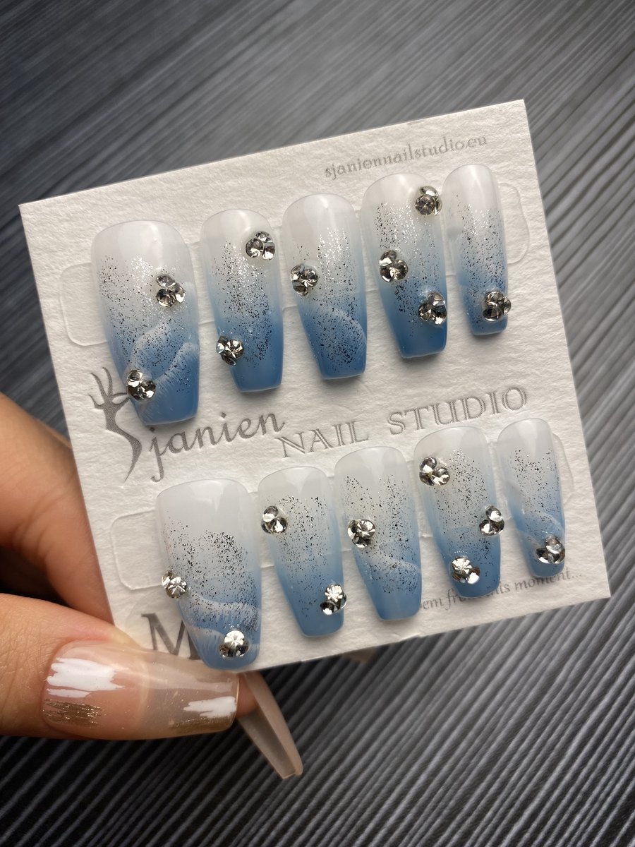 Sjanien Nail Studio Handgemaakte Nepnagels: Kunstnagels met Blauwe Ombre Effect, Lange Vierkante Tips met Kristallen Decoratie, 10 Stuks,Maat M