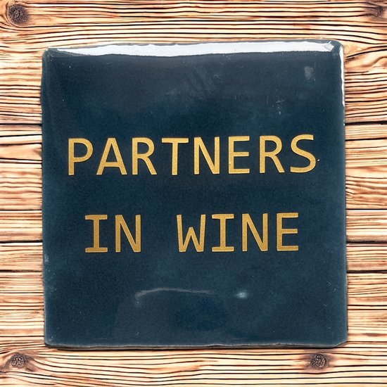 Hip Tegeltje met tekst-Partners in Wijn-Donker…