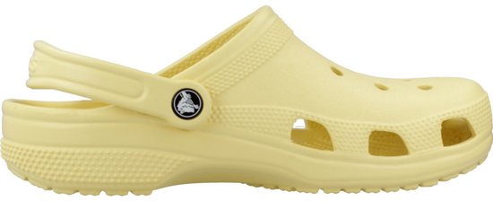 Sabot Crocs jaune vu de côté, avec bride de talon pivotante et logo de la marque.