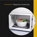 Grijze pannenonderzetter in een magnetron onder een kom met groenten.