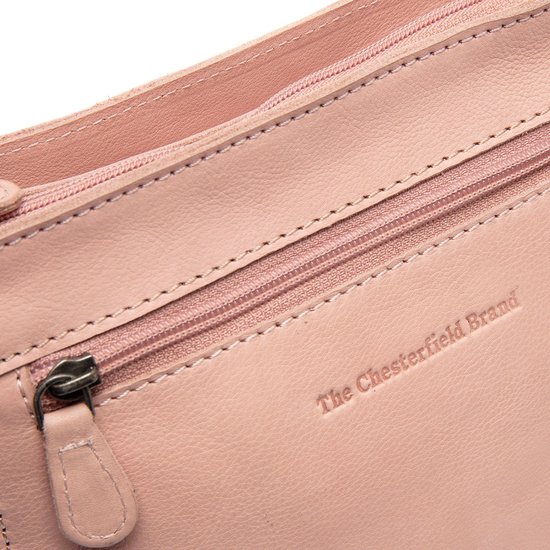 Close-up van het logo 'The Chesterfield Brand' en de ritssluiting op de roze leren crossbodytas.