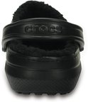 Achterkant van een zwarte Crocs met imitatiebont voering.