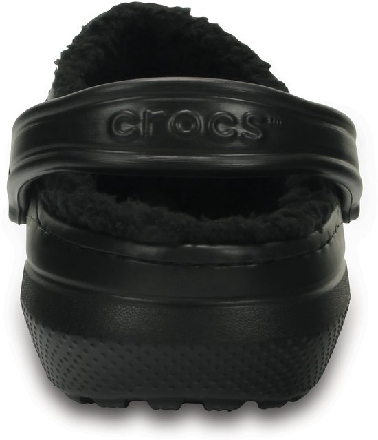 Achterkant van een zwarte Crocs met imitatiebont voering.
