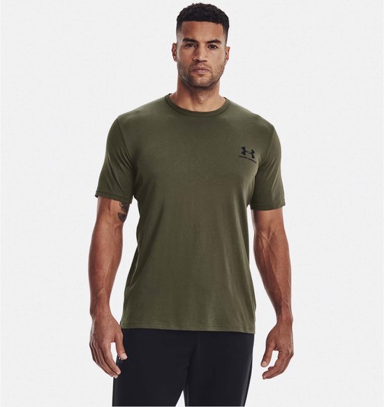 Man met donkergroen Under Armour sportshirt met zwart logo.