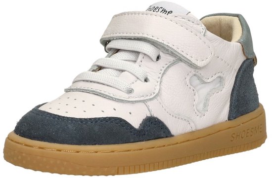 Wit leren sneaker met donkerblauwe suède details en bruine zool. Klittenbandsluiting en veters.