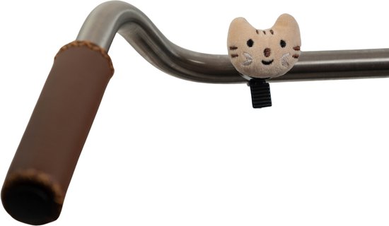 Een zachte, beige kattenfietsbel met bruine strepen op een fietsstuur met bruine handvatten.