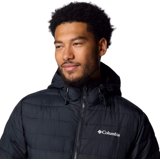 Man met zwarte gewatteerde Columbia jas met capuchon, Columbia logo op borst.