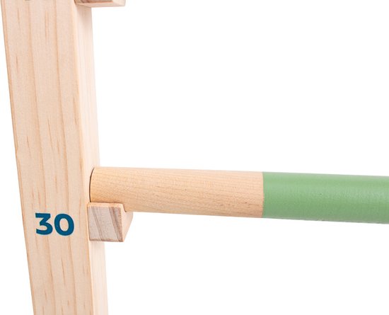 Close-up van een houten staander van een hordenparcours met '30' erop. Groene balk is zichtbaar.